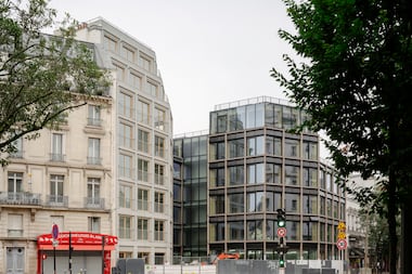Conserver l'équilibre : Restructuration et densification d’un îlot à usage de bureaux, commerces et logements sociaux à Paris (Xe) par DATA et THINK TANK