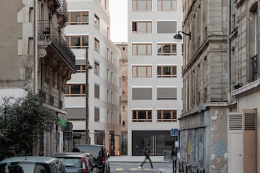Trouver la faille : 46 logements sociaux et deux commerces à Paris (XVIIIe) par Nicolas Reymond